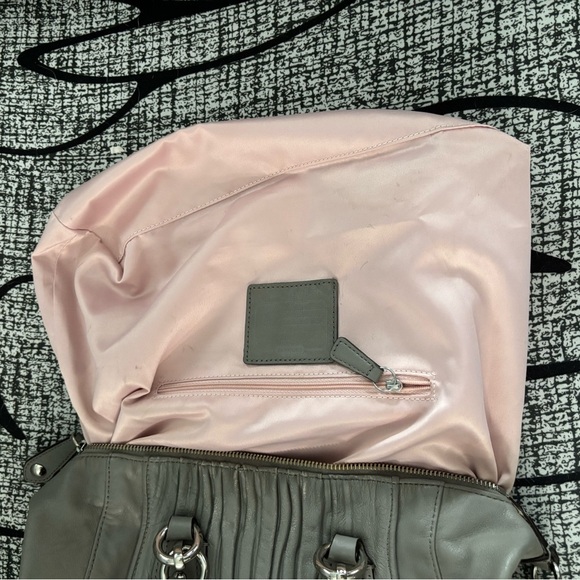 Vintage 2012 pre-loved Coach Ashley, light gray with pink lining. - Picture 6 of 8
